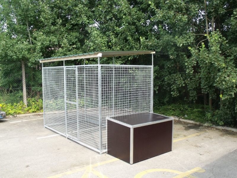 Galvanised Mesh Dog Run with Roof